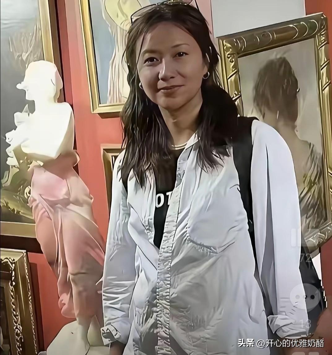 徐静蕾又黑又瘦，一身休闲很随意的样子。
徐静蕾和男友黄立行牵手17年，只恋爱不结