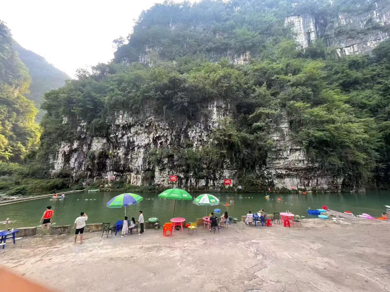 湖北宜昌游，下牢溪玩水攻略！
📸打卡景点：
✅溪谷浅滩（必拍）
溪水通透像果冻