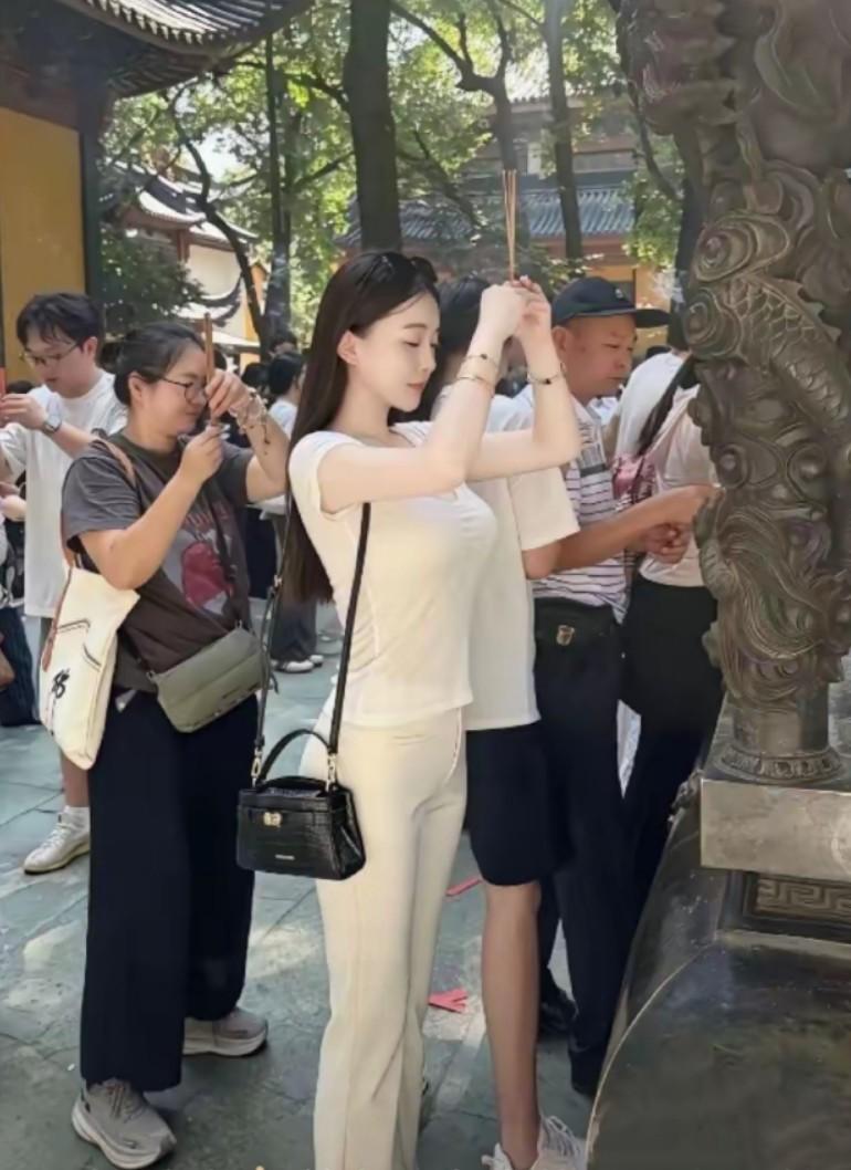 她没有必要求啊？
明明已经这么漂亮了
颜值可以说明一切
