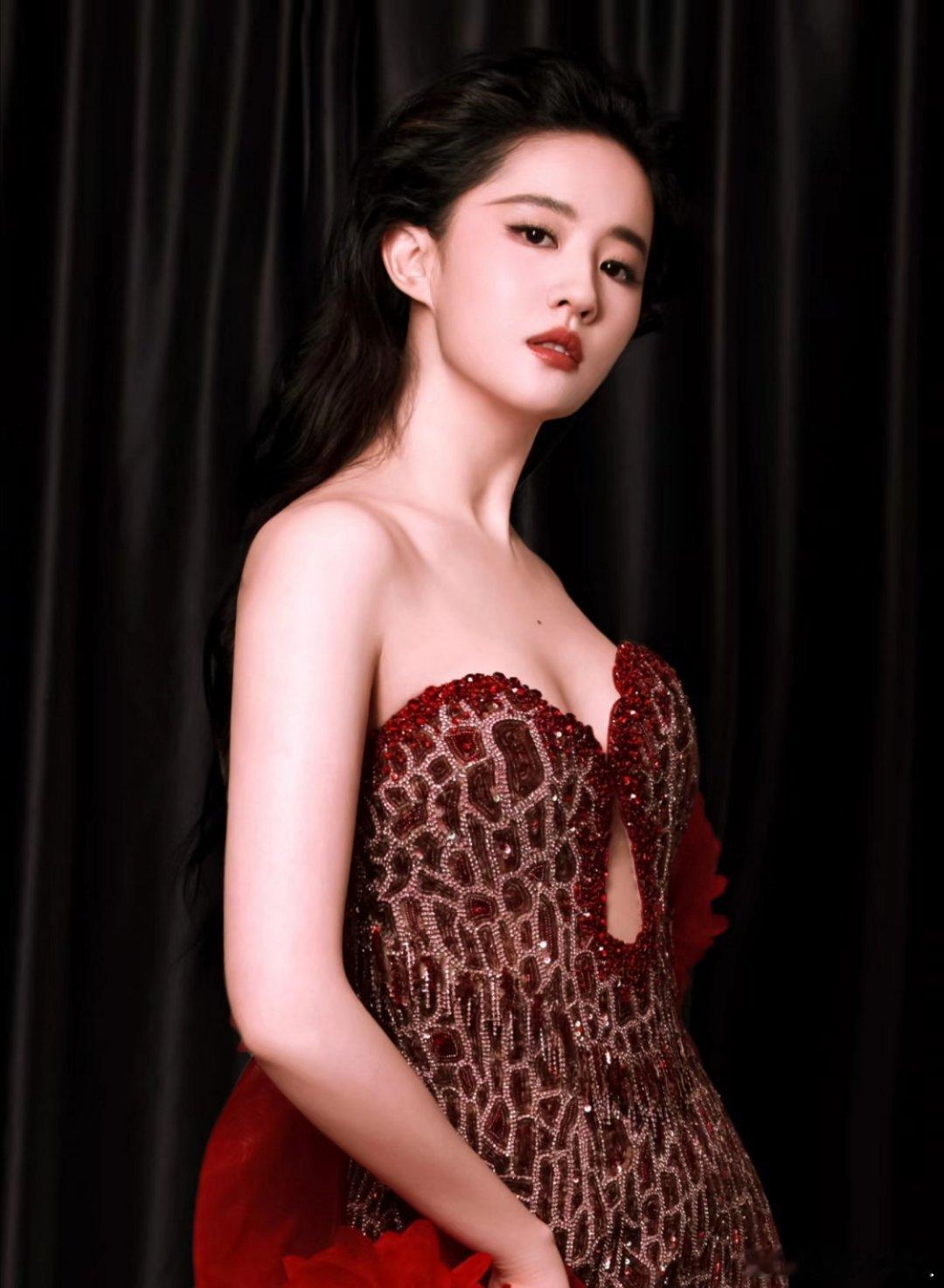 #刘亦菲出席活动红毯生图##苏运莹摔倒#这是什么神仙颜值[爱慕][爱慕][爱慕]