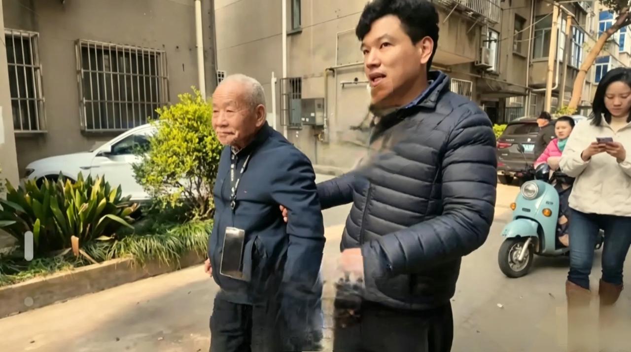 职业孙子不是亲情买卖，是孤独时代的温暖救赎
 36岁男子专职当“孙子”，陪老人聊