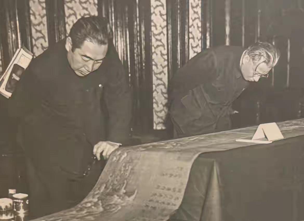 1952年，刘少奇、周恩来观摩北宋王希孟的《千里江山图》。该画作以长卷形式描绘了