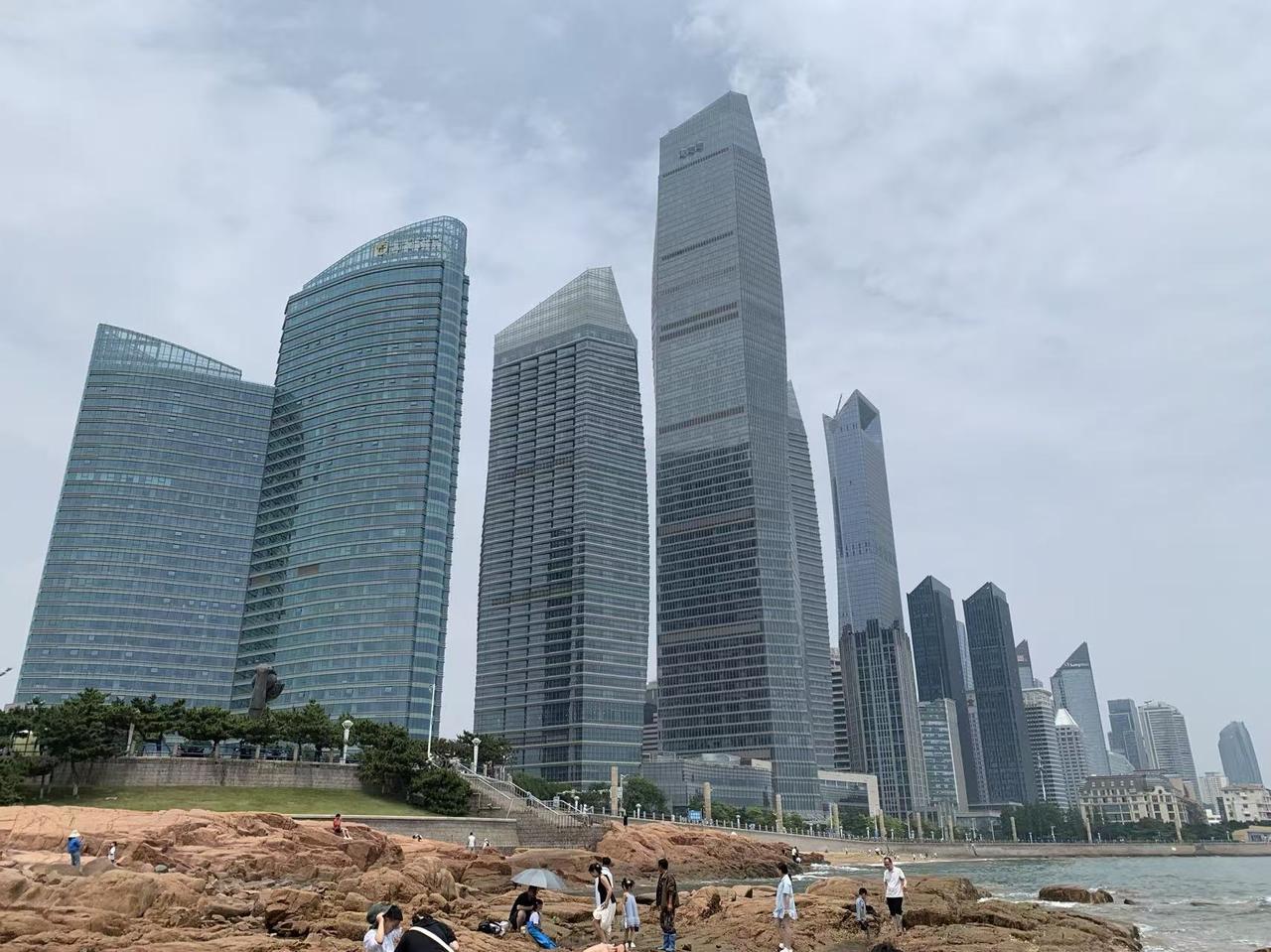 据青岛市统计局最新消息，2025年，青岛市常住人口1051.55万人。