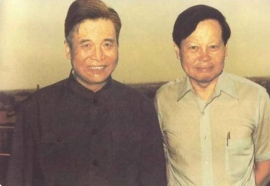 美国轻松放归杨振宁却死死卡住钱学森不松手，难道钱学森抵“五个师”的价值，真就比杨