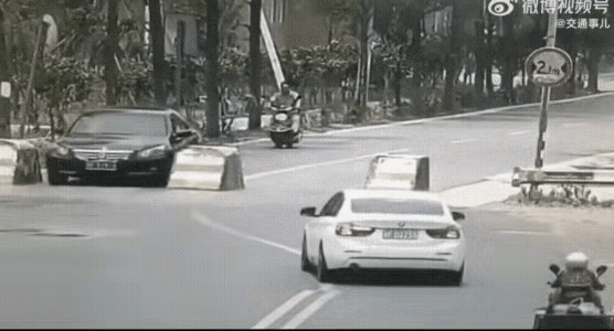 S弯+限宽门，真正考验驾驶者的技术。