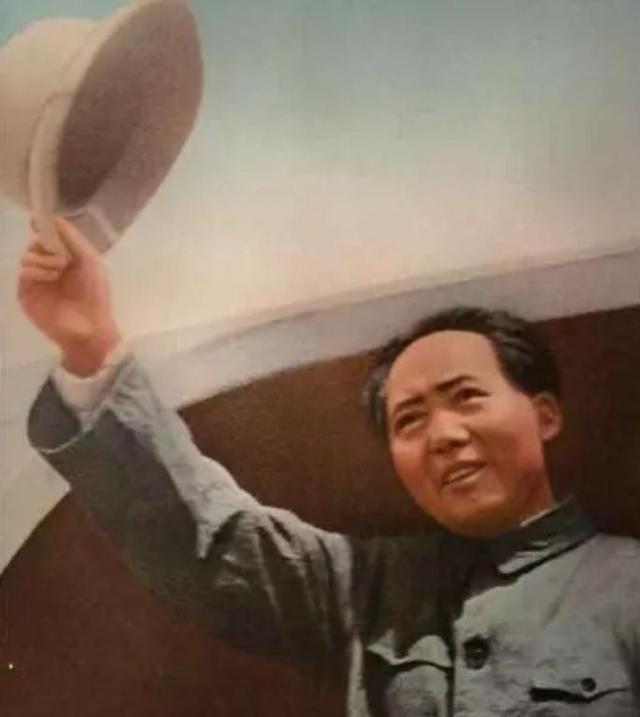 建国后，中央不成文规定：为了保证毛主席的安全，禁止他坐飞机。毛主席多次找空军，要