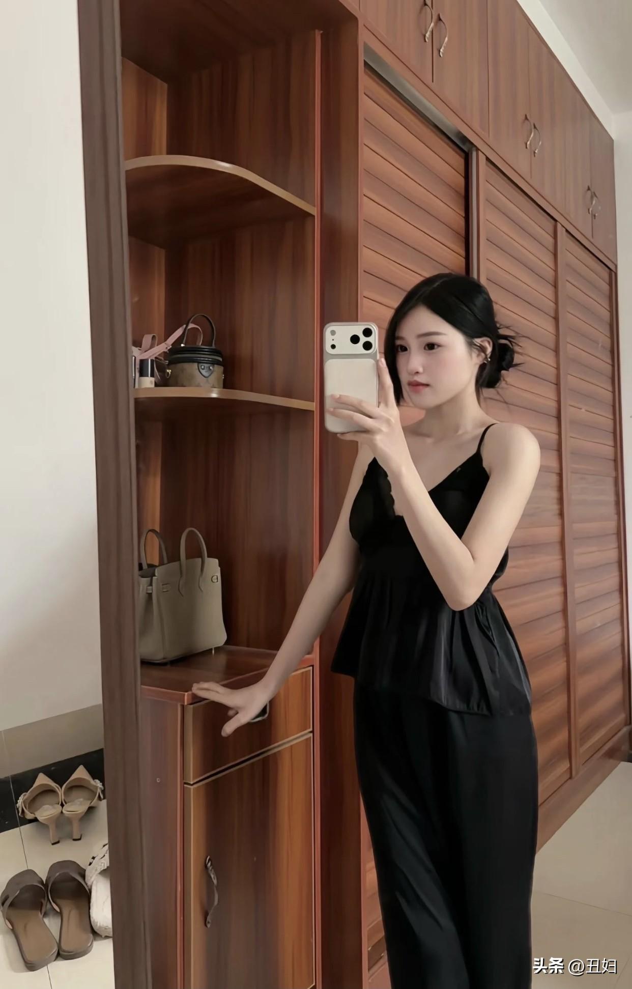 甜美小仙女的穿搭优雅黑裙穿搭，镜中自拍的时尚瞬间