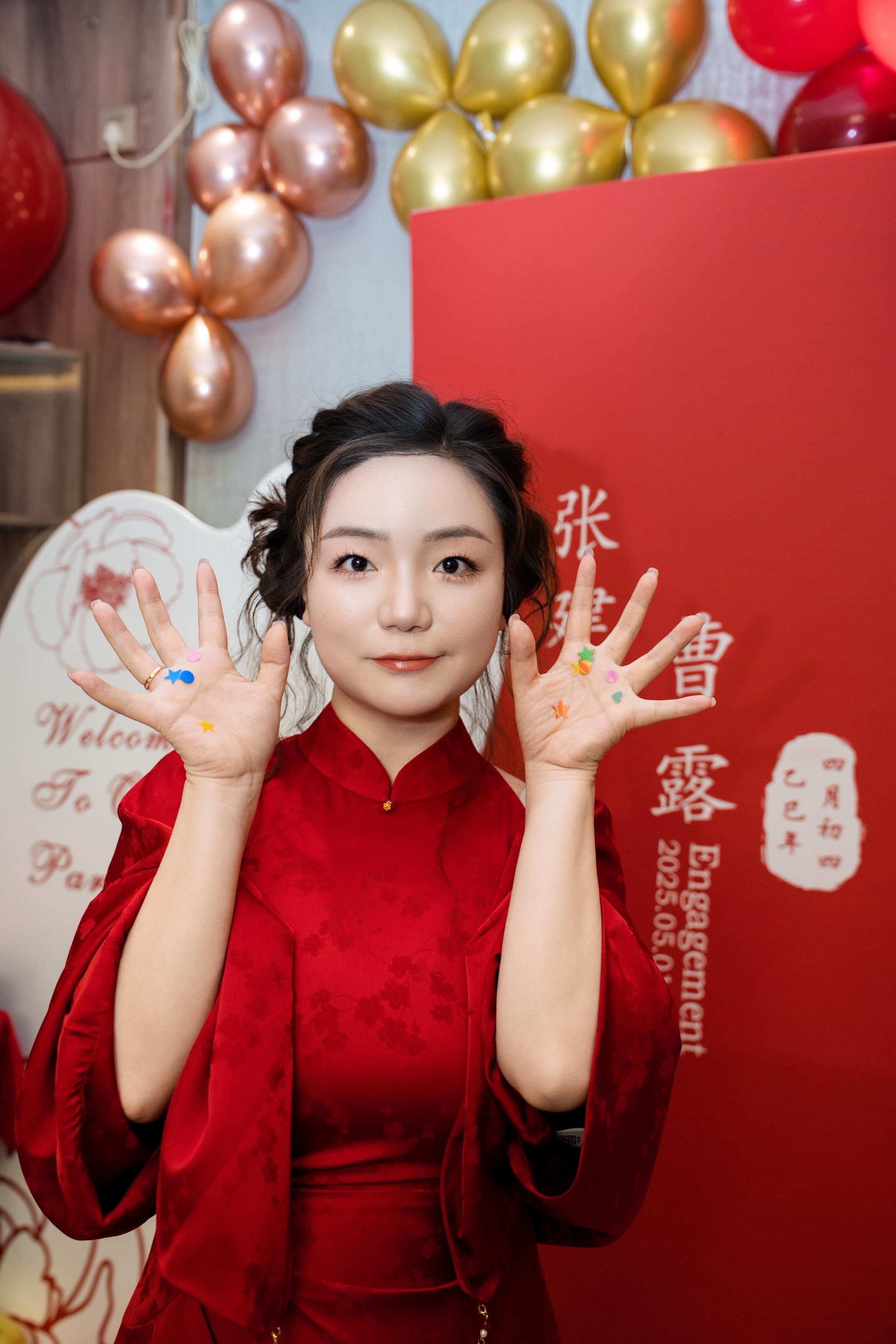 镜头下的双向奔赴：见证一场满是爱意的订婚。