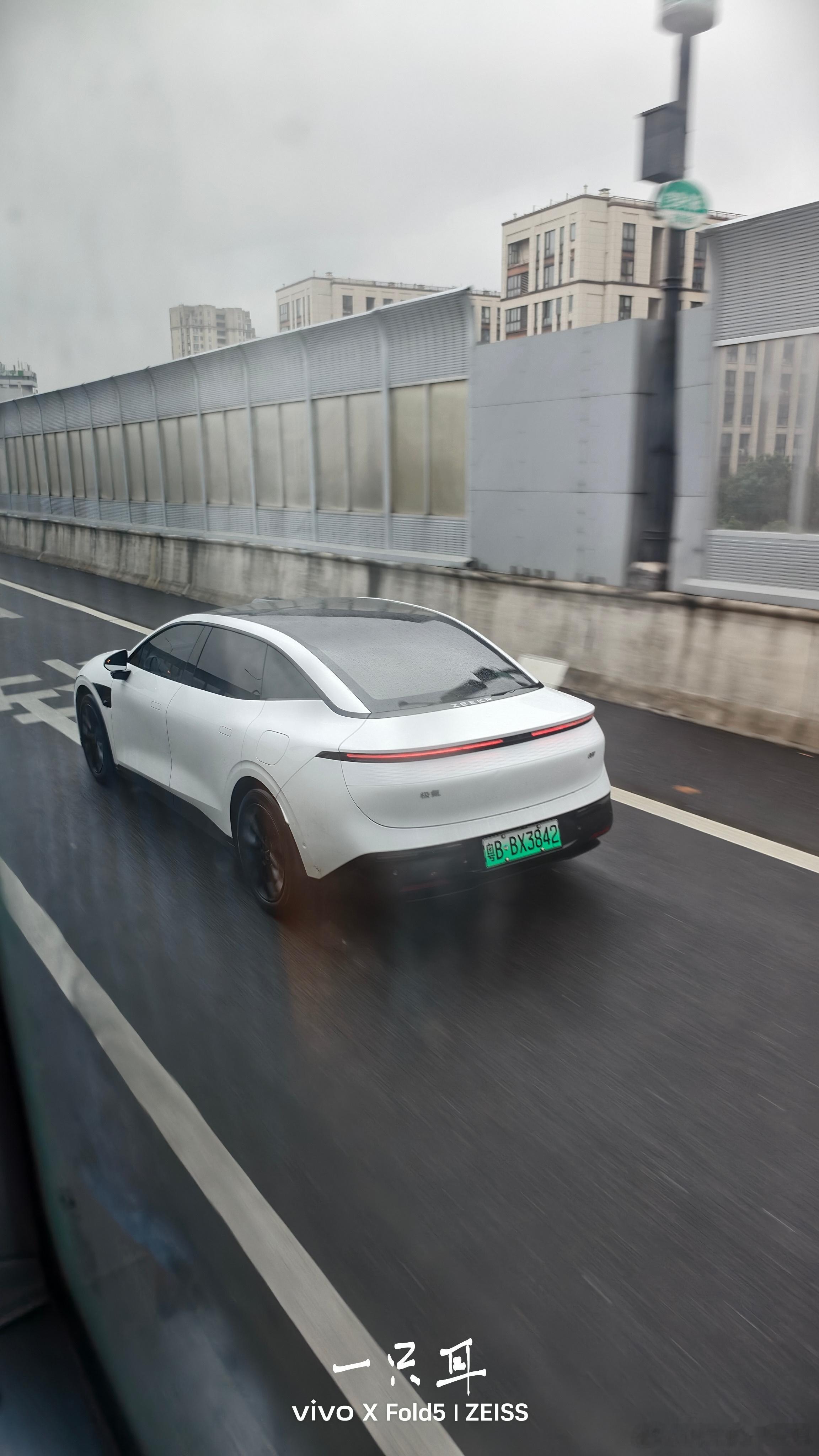 到现在我都觉得极氪007的设计非常顶。比007 GT都顶。车尾的“波光粼粼”绝了