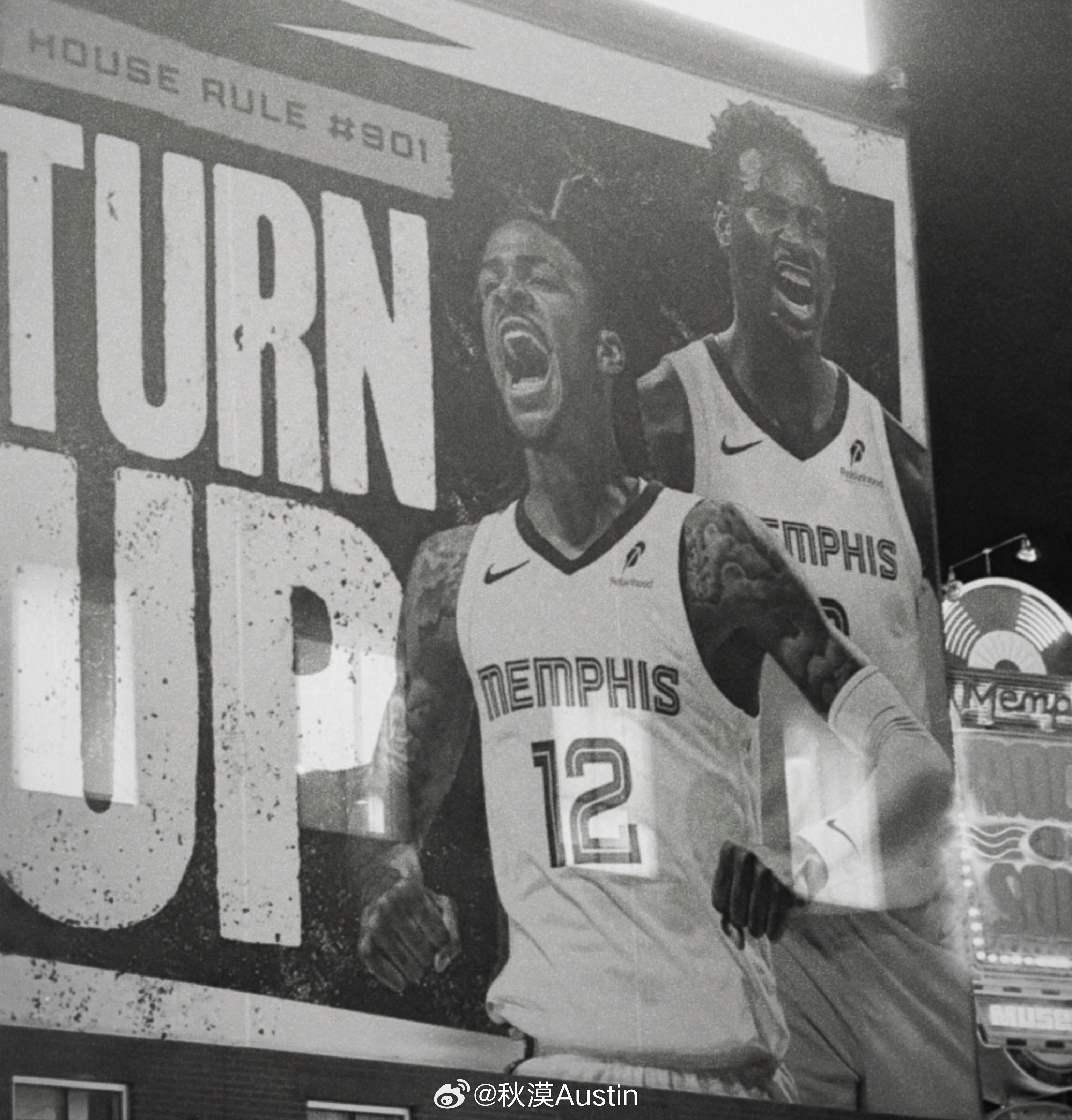 剪完考沃德采访的视频打车准备回。十点半的电梯间非常安静，甚至能听到呼吸声。右侧一