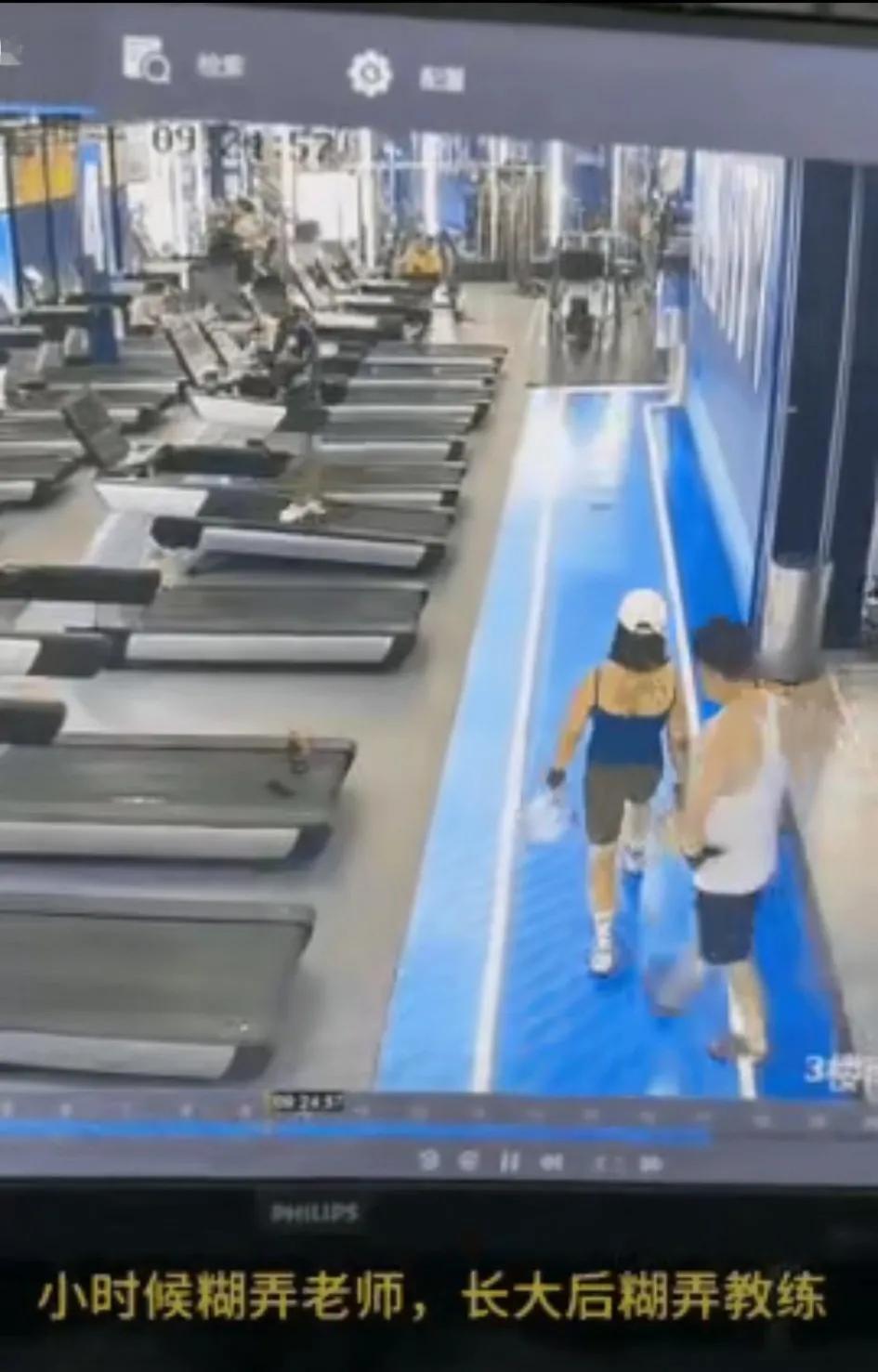 健身房里出现搞笑的一幕
一名女子在男教练指导下
全神贯注
认真做动作
健身教练一