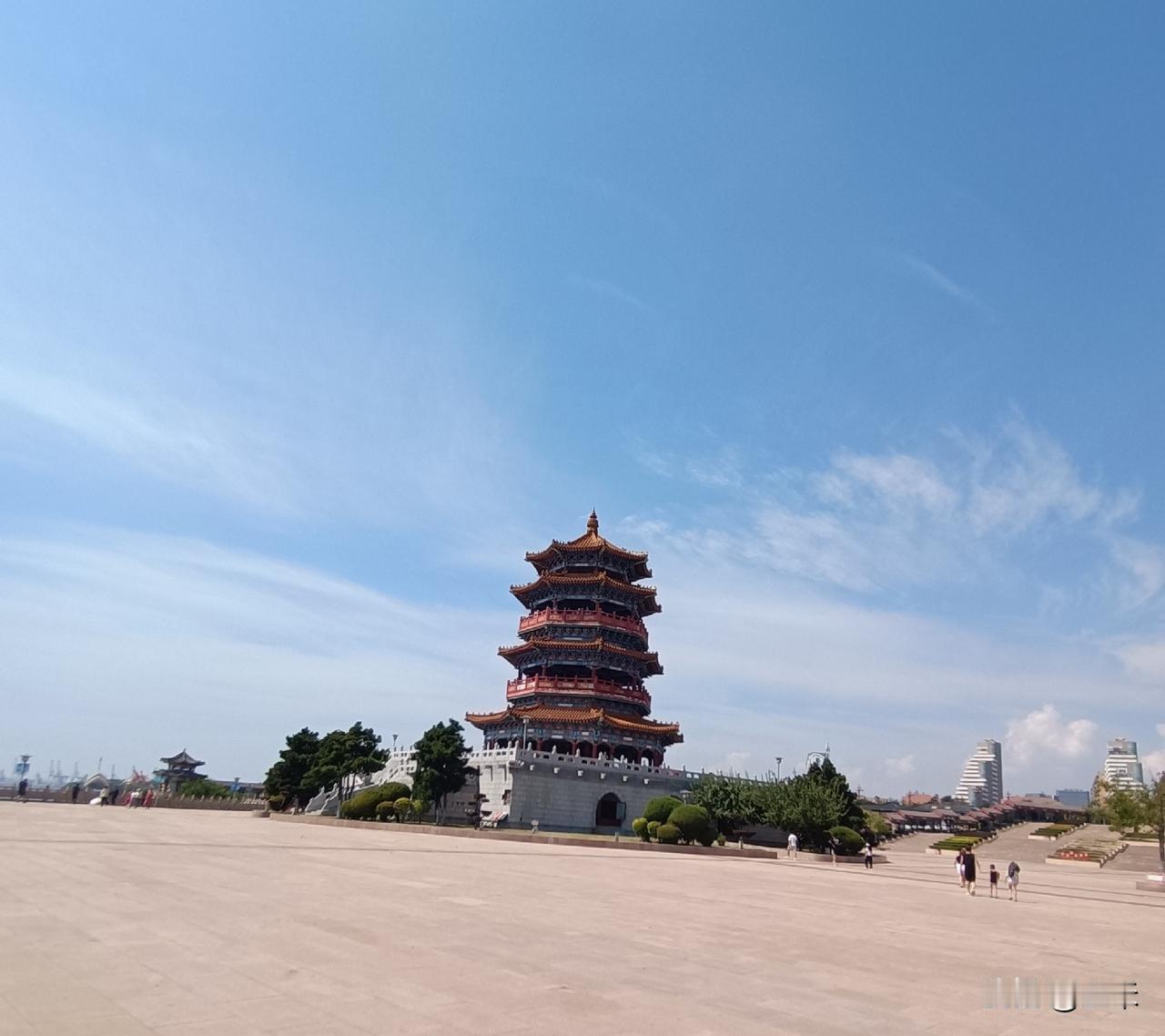锦州笔架山附近公园里的一座塔，登上塔能看见对面的大海，特别壮观！