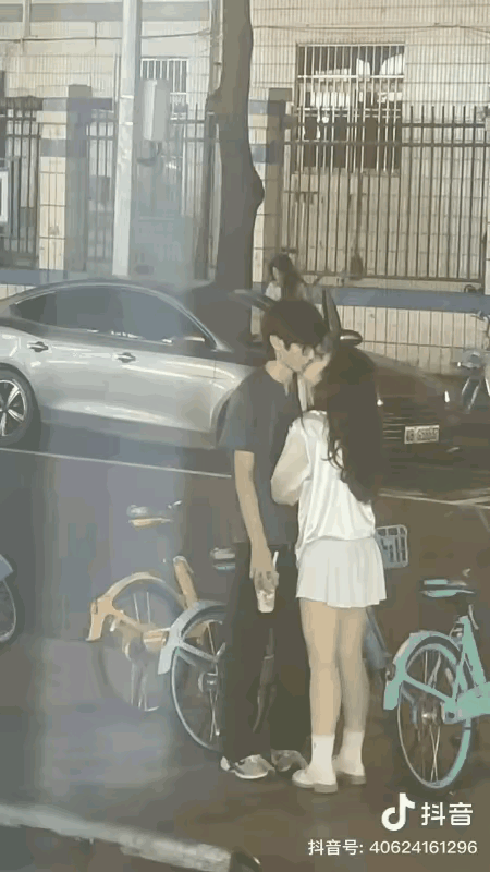 女孩：卑微的爱不是爱情！
从视频可以看出，女孩儿亲吻眼镜男时，非常主动，但是眼镜