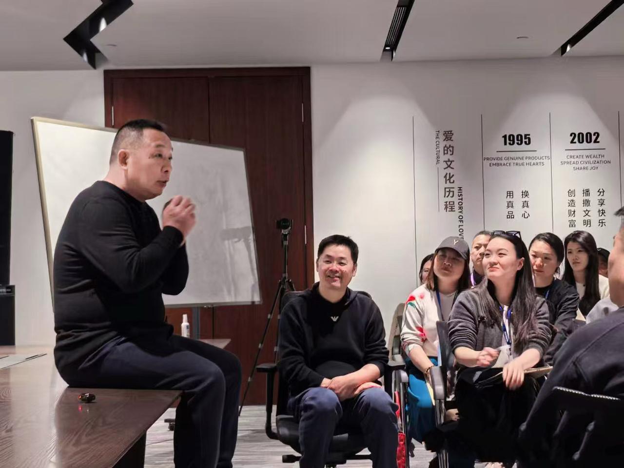 奉劝大家一句

千万不要被于东来的“神话”骗了！

别再盲目神话胖东来了！于东来