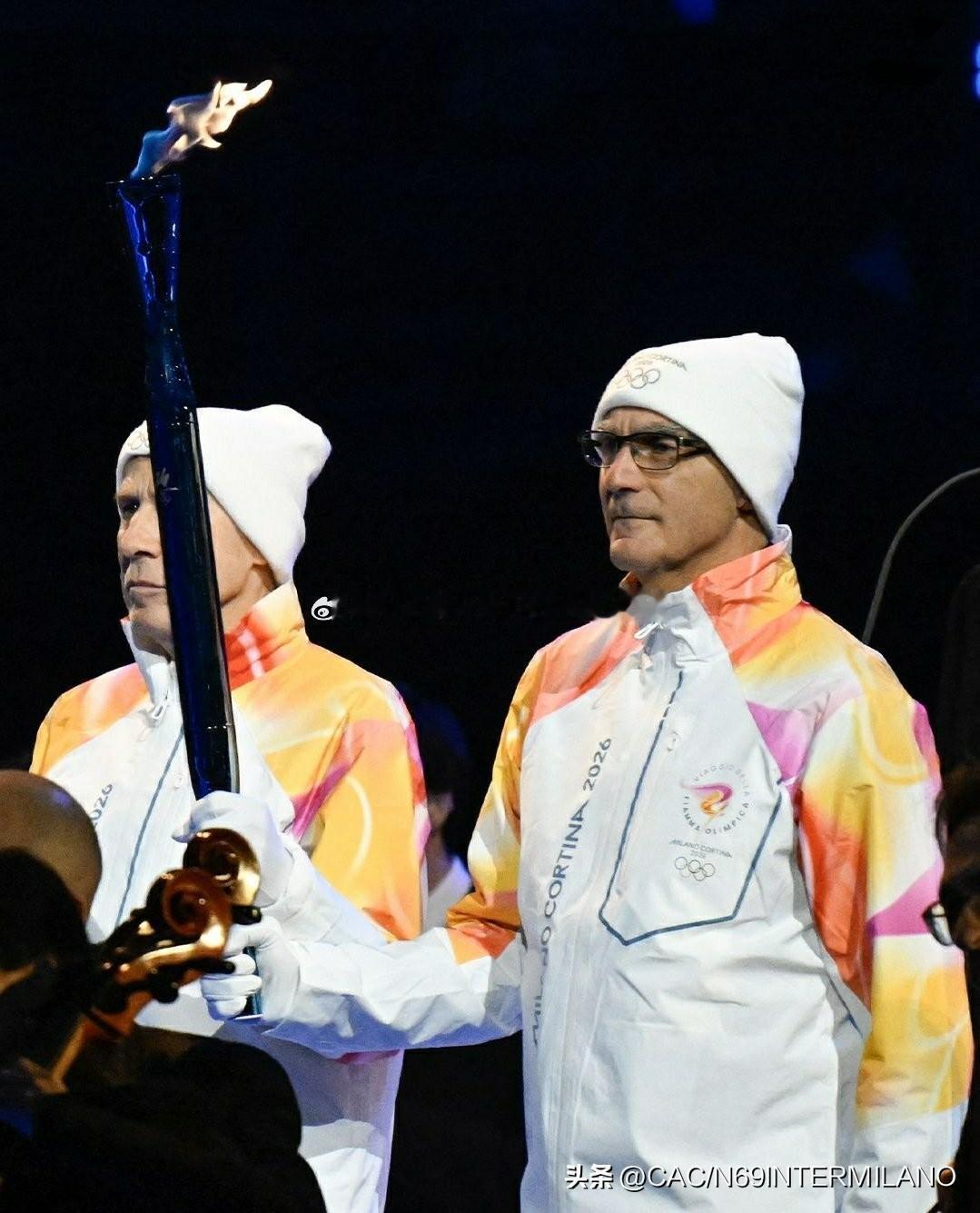 本届冬奥会最后时刻
两位传奇队长小巴雷西和贝尔戈米
将火炬传递给女排队员安娜'达