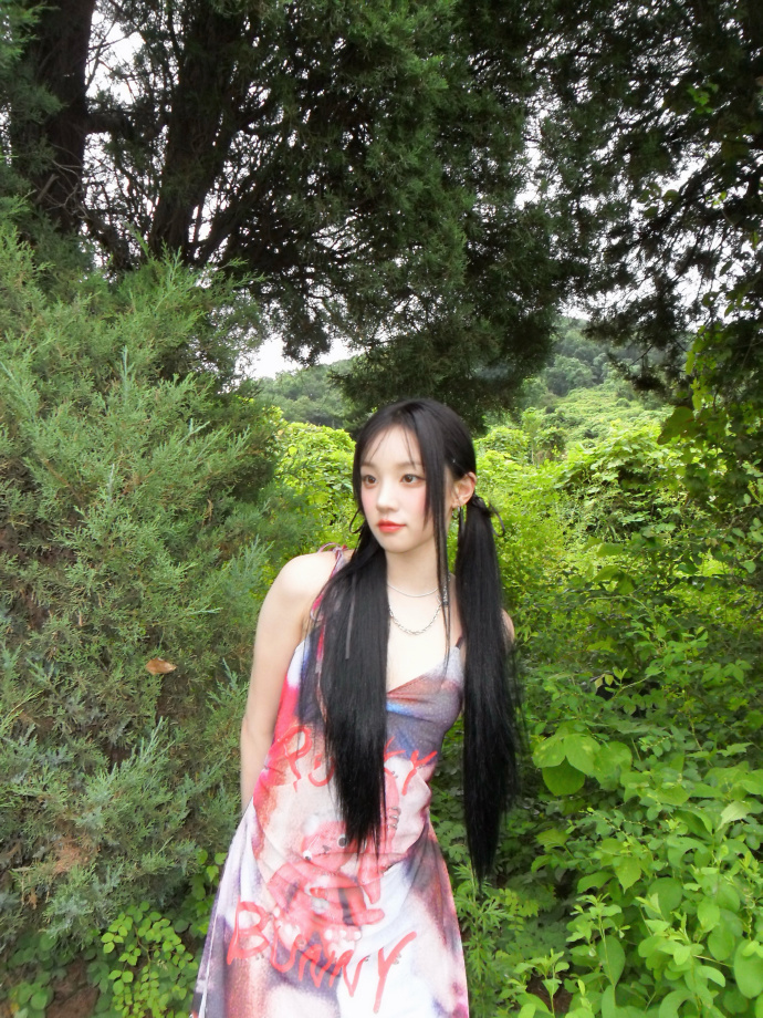 #宋雨琦深V吊带裙# 宋雨琦此次营业可谓是惊艳全场！她身着的深V吊带裙无疑是性感