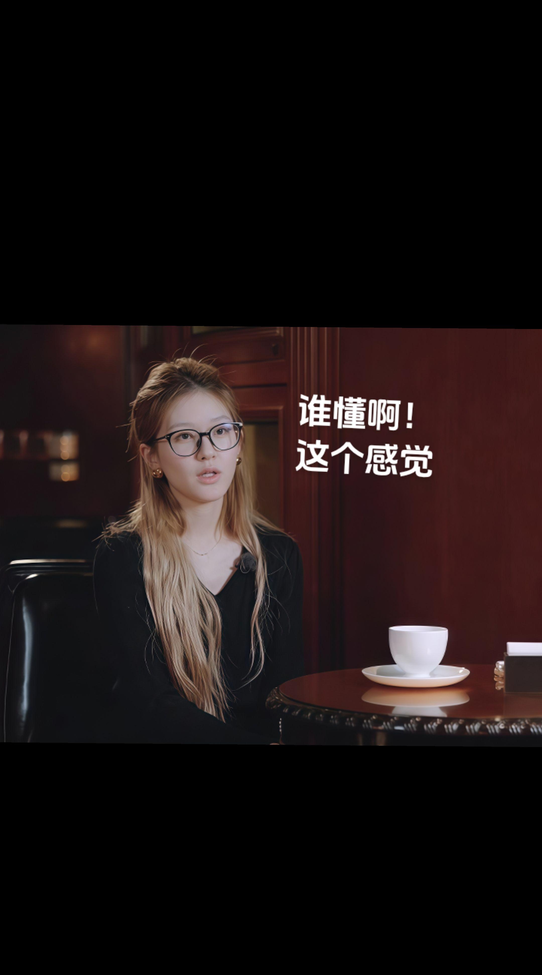 优雅知性是她的代名词。