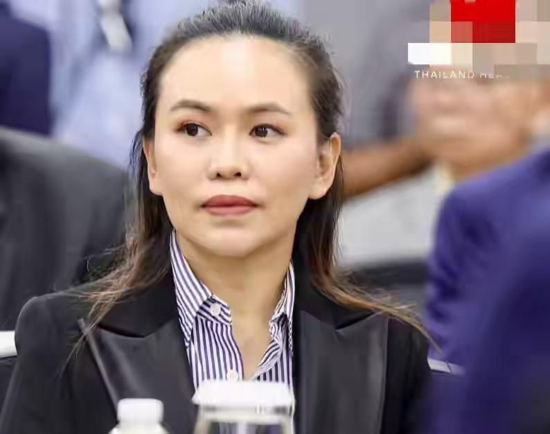 泰叻西丽长成这样都能当泰国总理的秘书，看来阿努廷的品味也是一般般呀。不过，阿努廷