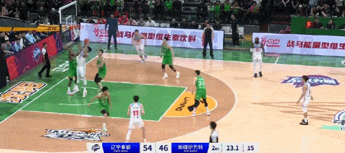 理解邱彪，为啥不用鲁吐布拉，这球给我看笑了，篮下两场空篮放不进，新疆有5-6次上