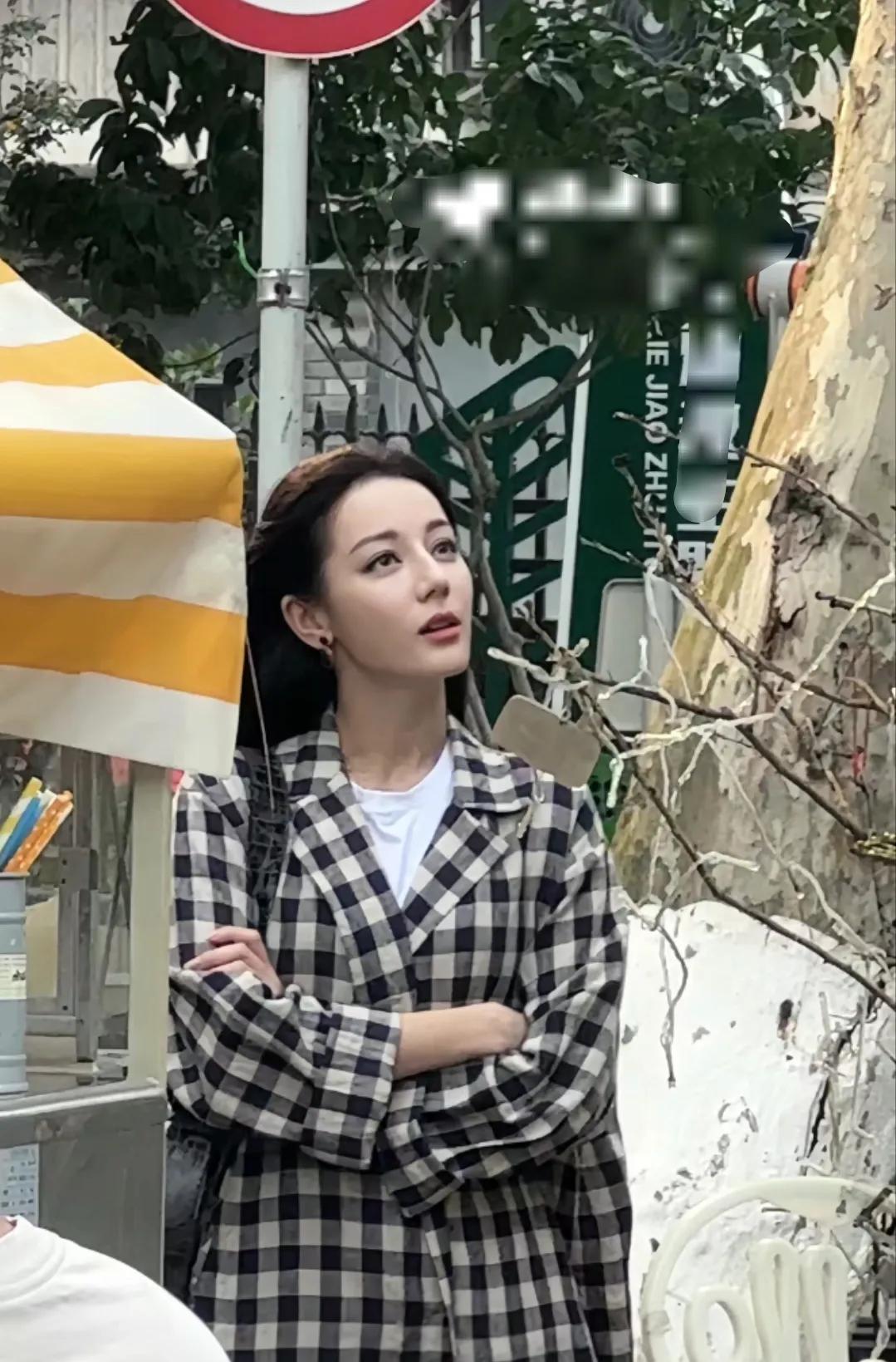 偶遇迪丽热巴拍摄《枭起青壤》，这部戏的服装感觉真的很拉垮，挡住迪丽热巴的脸看这套