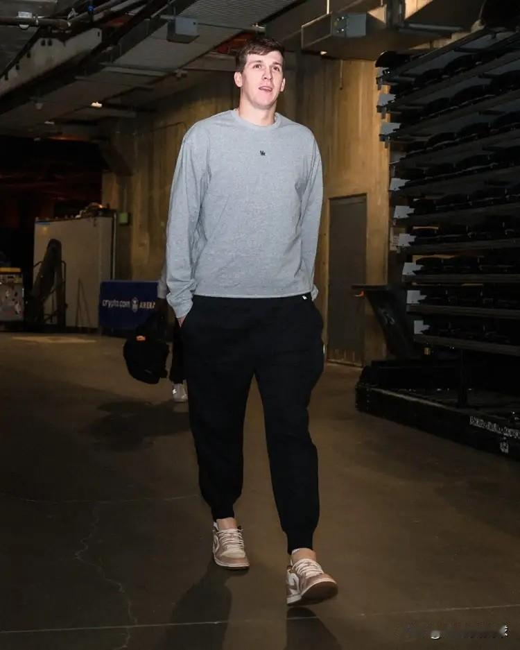 湖人三当家里弗斯真是太有自知之明了！在今天湖人主场以125：122击败快船的赛后