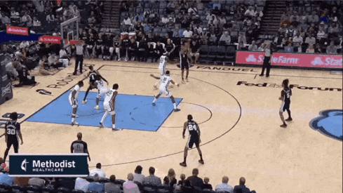 记得上一次马刺队能打出这种连贯传球还是邓肯巅峰期！
那个时候邓肯的得分实在太稳定