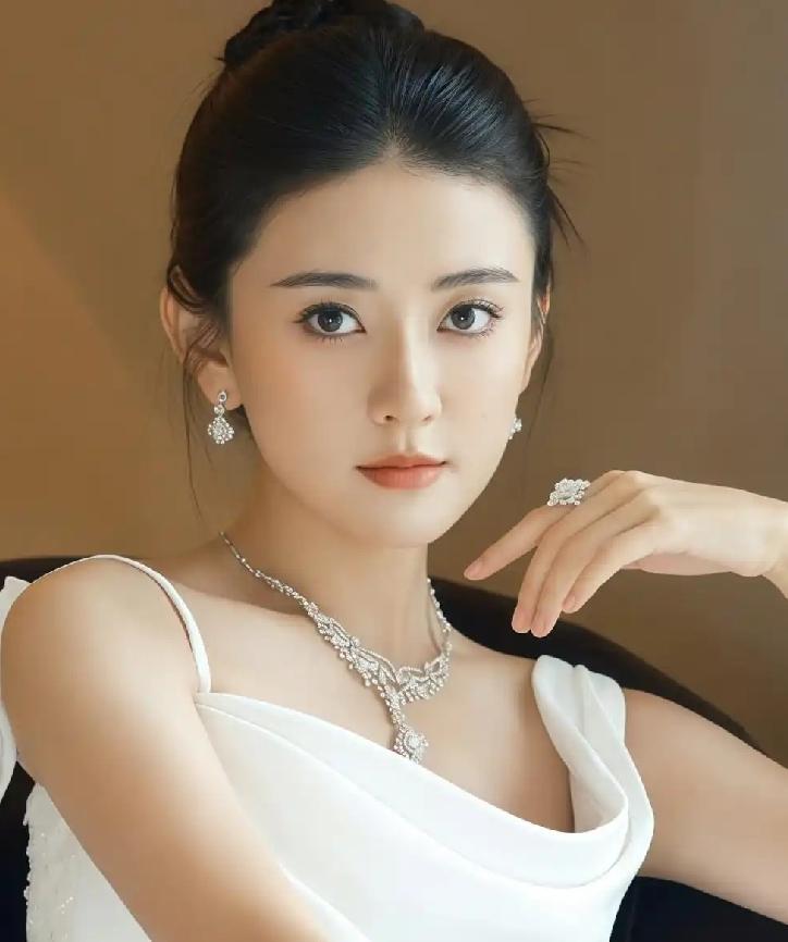 双姝并艳，貌若双花，绝色佳人，难分伯仲，曾黎和梁洁长相极象，简直判若一人，不分你