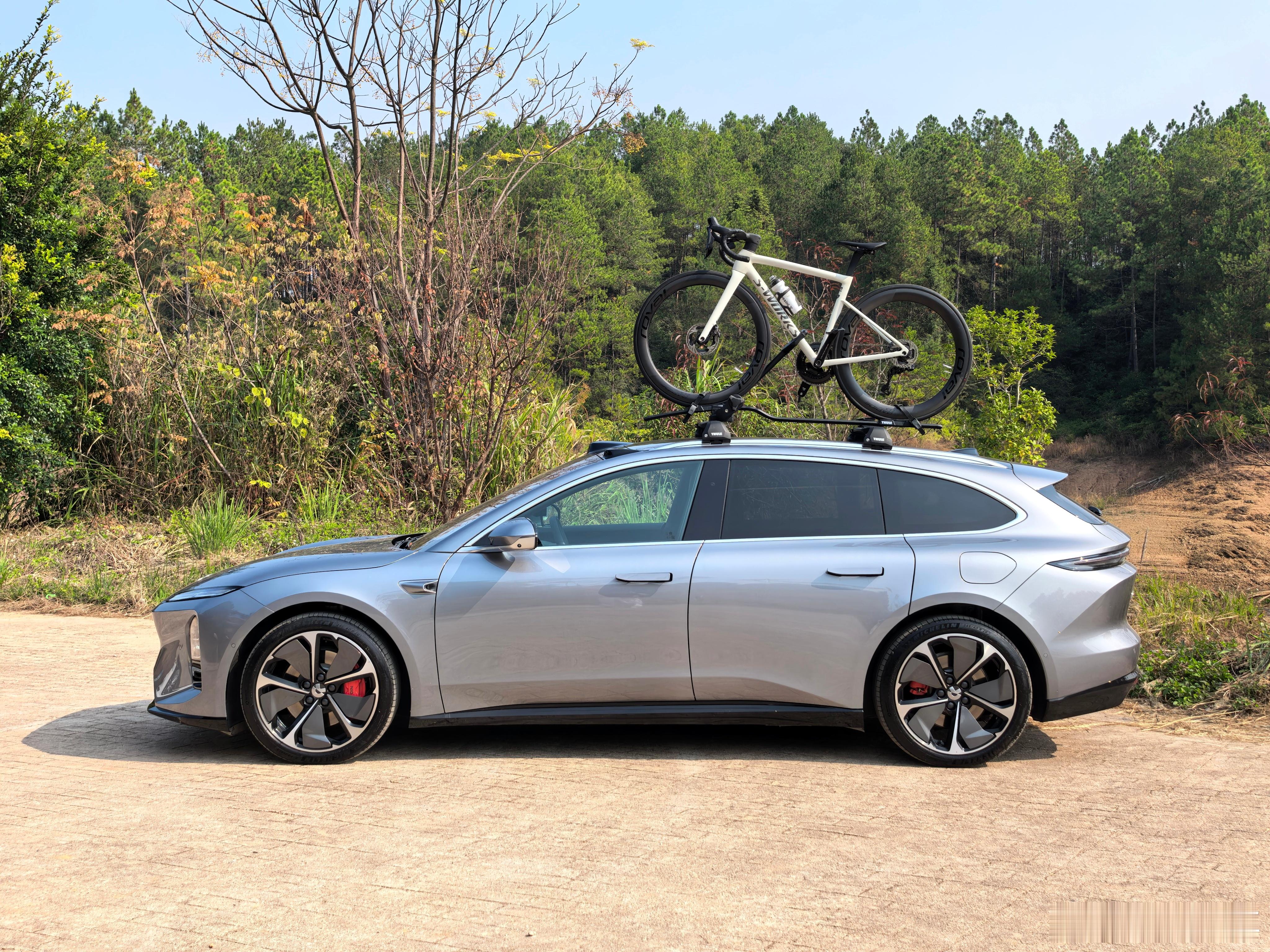 日东水库这地方找得费劲，但往这儿一坐很治愈，切了昨天摘的橙子配热茶，风里都是山水