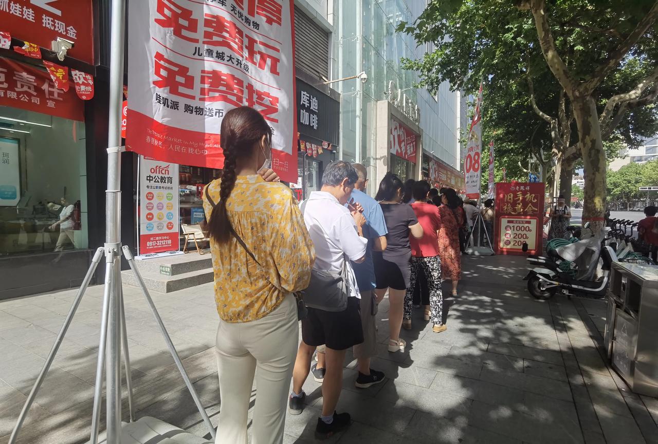  路过宝鸡经二路，看见人民商场门口排起了长队，这么热的天竟然还排队，抱着好奇心走