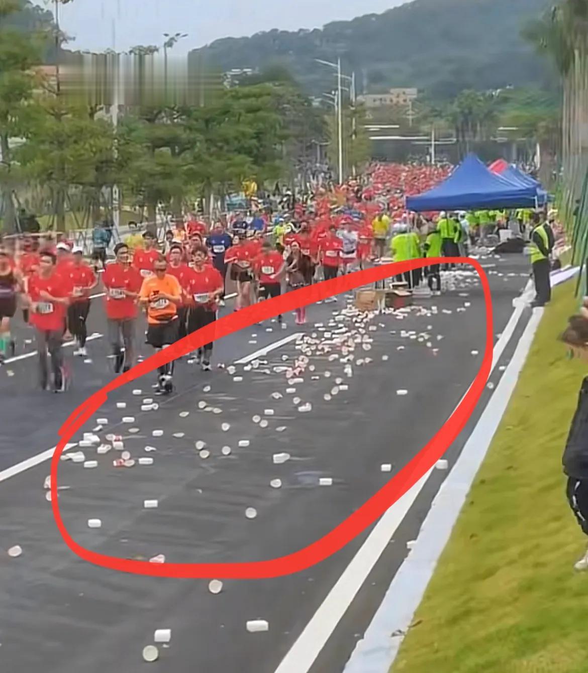 想问问，东莞虎门的马拉松意义何在？
看看地上的水杯垃圾！