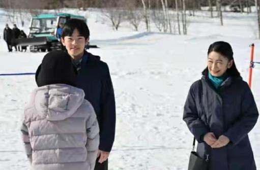 安倍晋三和高市早苗反对女性天皇继位，也是有苦衷的，对整个社会的影响比较大。
安倍