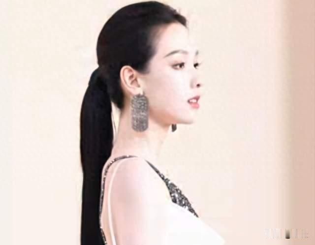 陈都灵“毒帝”造型炸场！白裙黑手套美到失语