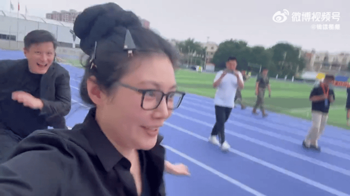 徐冬冬尹子维比赛跑步摔倒了为啥这样也感觉好甜嘞我又磕到了