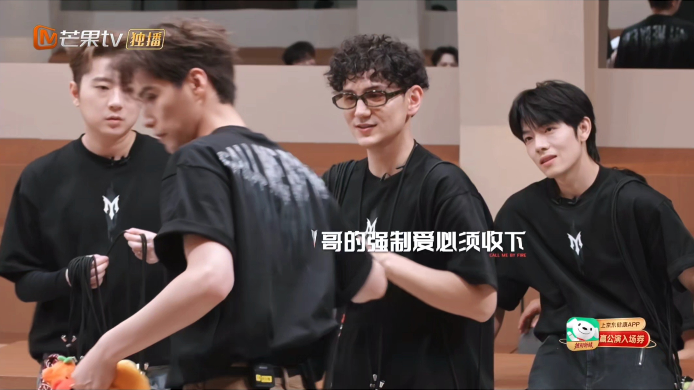 阿云嘎对艾热上演强制爱阿云嘎也太可爱了，全程执着给艾热投3票，上演搞笑版强制爱，