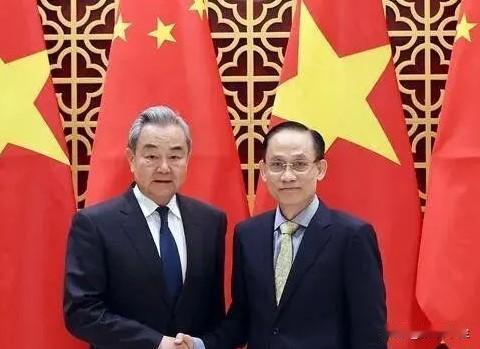 世界真是个大舞台！
昨天吵，今天好，8点抗议，9点协作，10点给脸色，11点又握