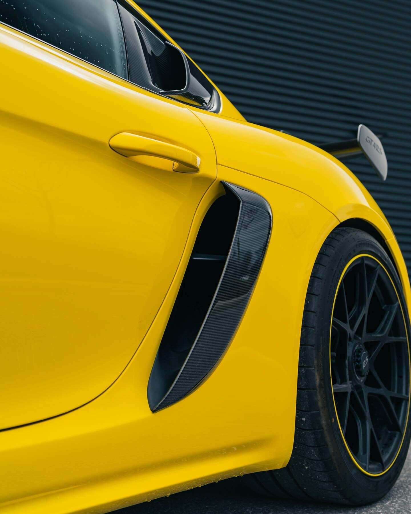 静止时已然如此惊艳，驰骋起来该是何等光景 ☀️..保时捷718豪车超跑老纪侃车