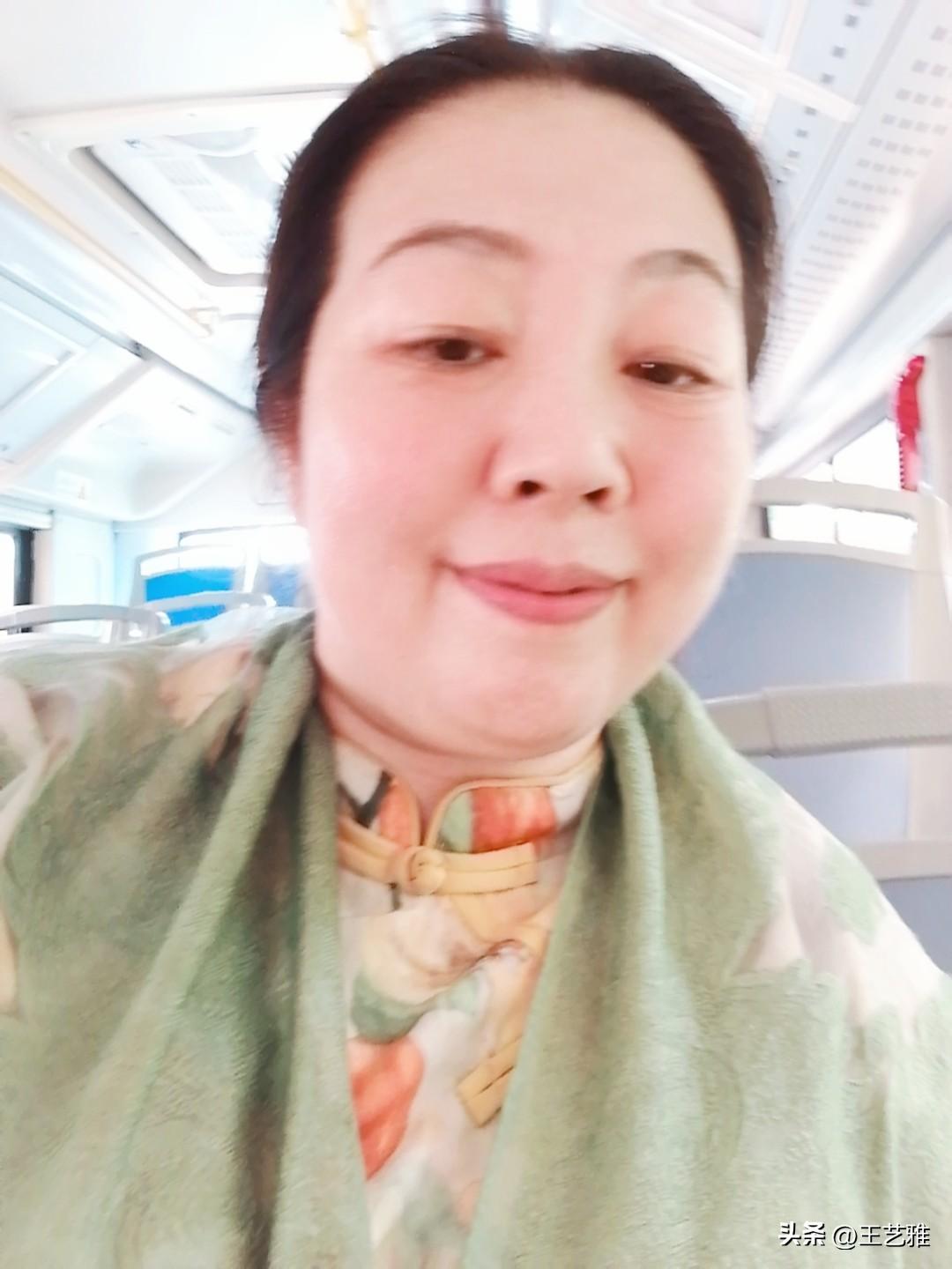 退休第591天，早安。

昨天过端午节，我带着自己包的粽子去了小院，和小柯及几个
