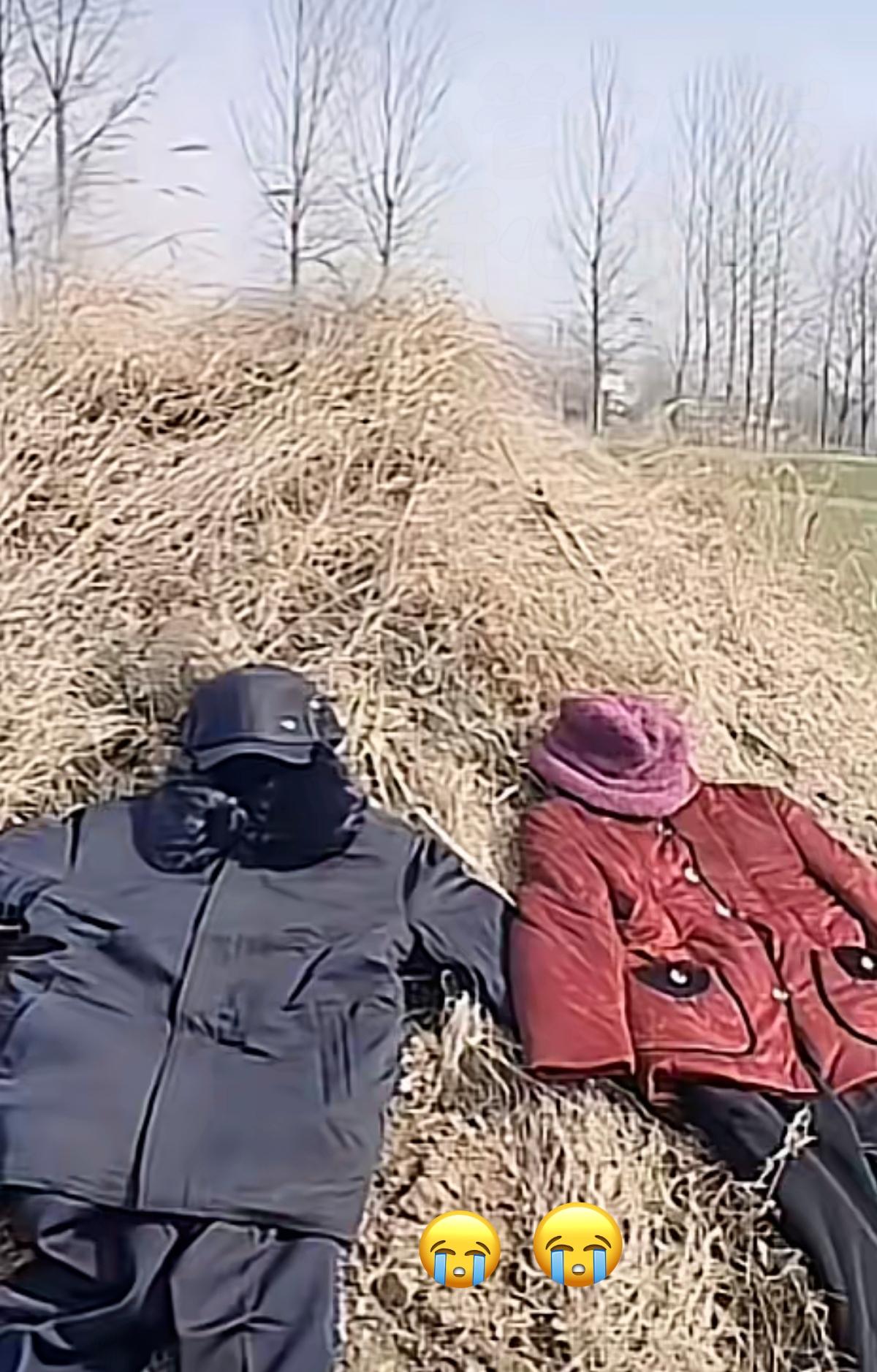 刷到儿女祭奠父母的视频，我却越看越不是滋味——鞭炮齐鸣、纸钱飞舞就算了，居然还把