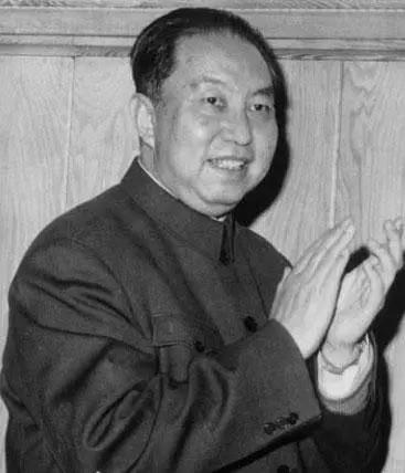 [微风]1981年，华国锋其实并没有辞去所有职务，他还保留了一个职务，直到200