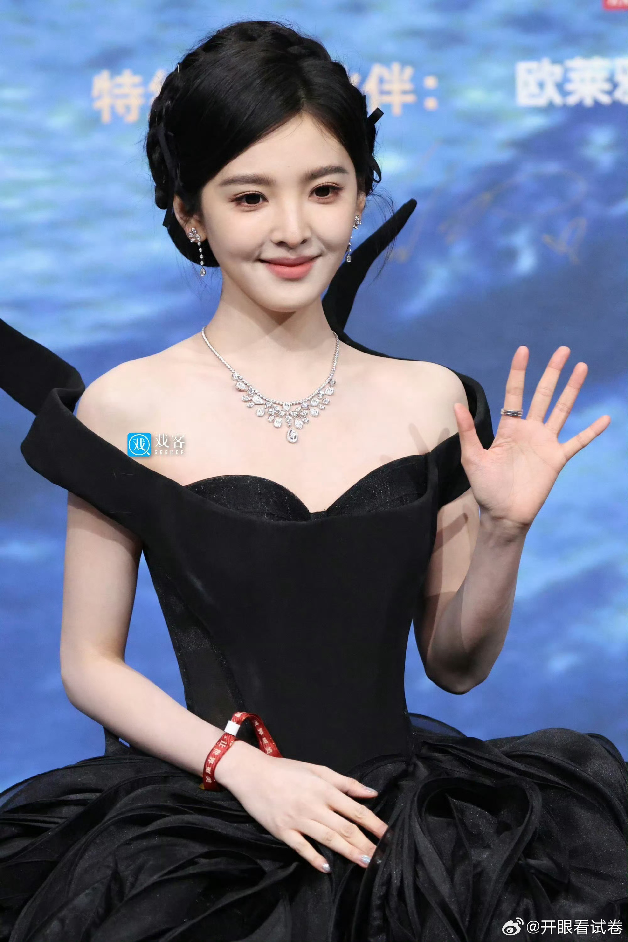 章若楠还好红毯改了发型，瞬间漂亮了微博之夜红毯