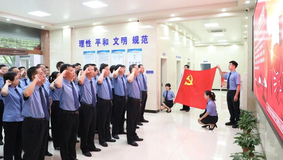 人类尊严神圣不可侵犯，为捍卫国家和公民尊严而战！要经常性检视我们在保障人权方面还