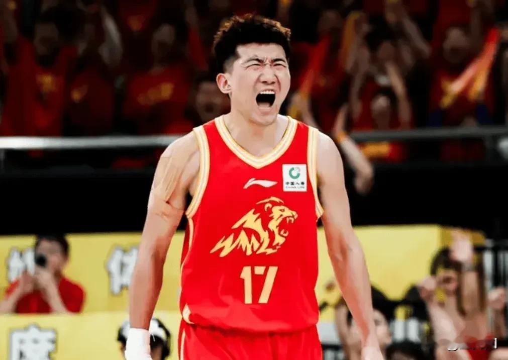 有球迷可能会问，今天晚上孙铭徽哪去了，怎么没打？后面的比赛还能不能打？我个人猜测