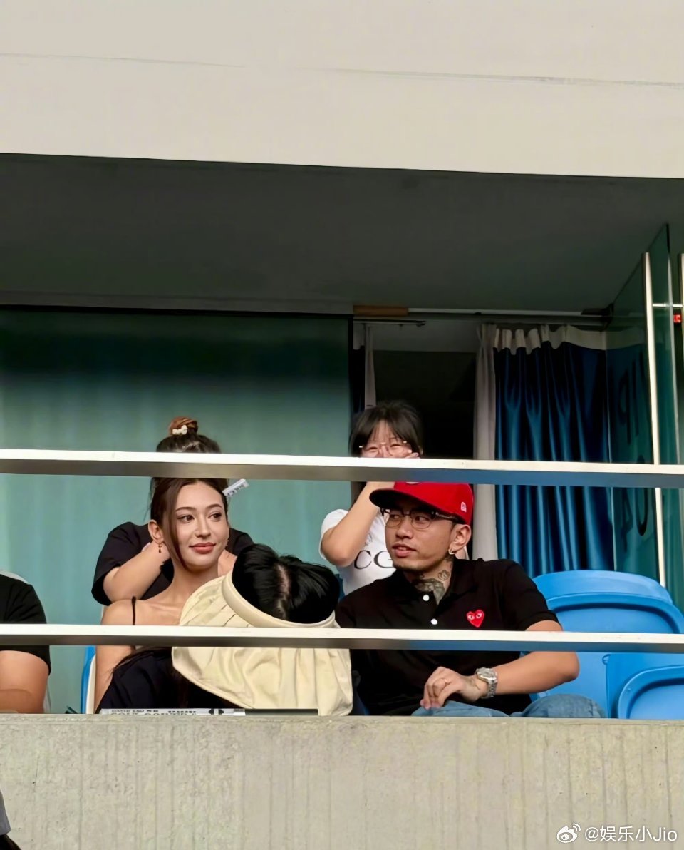 马思唯带新女友去听演唱会被偶遇，女友很漂亮，马思唯你是凭什么啊[衰][衰]马思唯