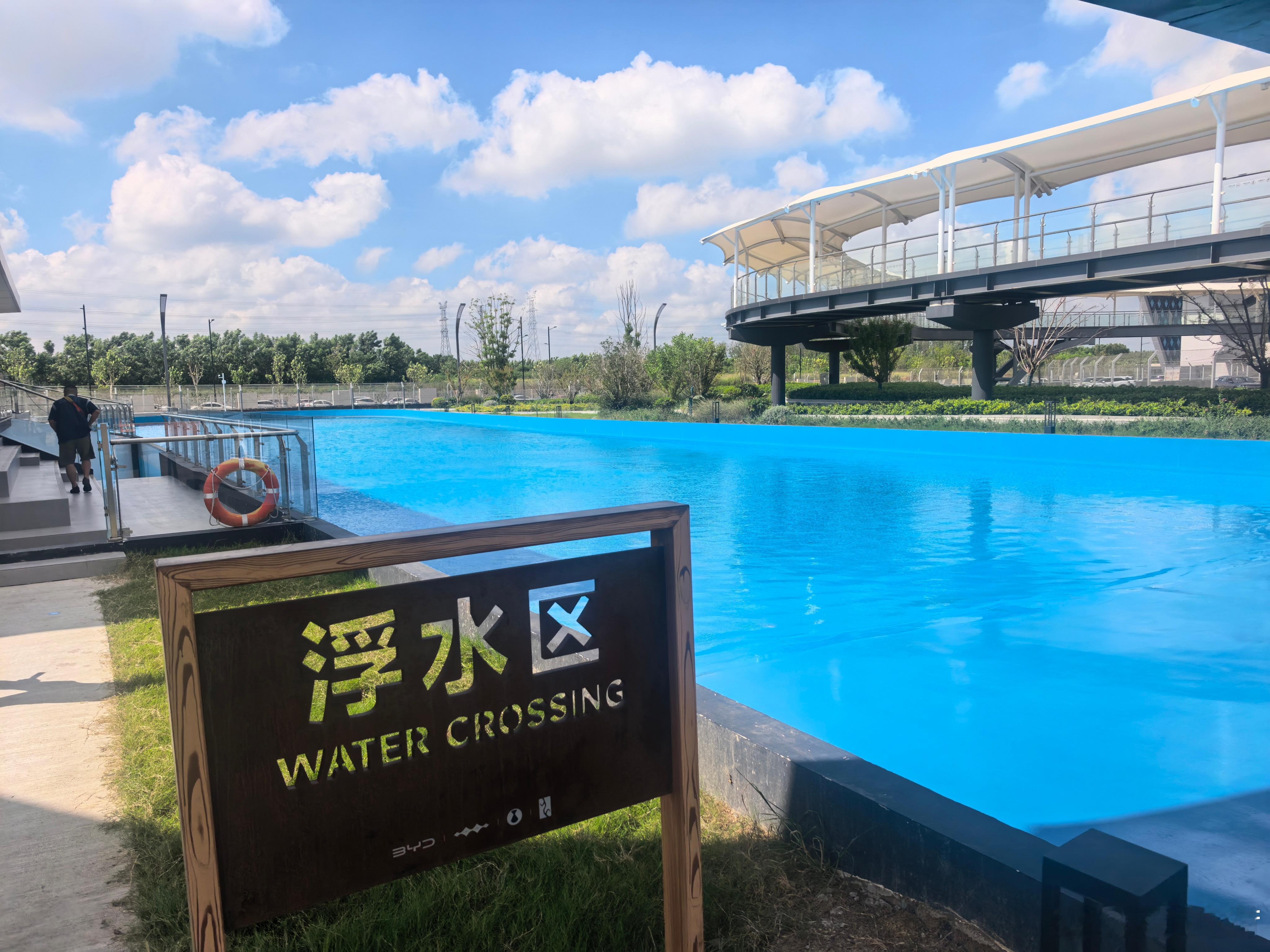 比亚迪这个赛车场“不正经”，怎么还有游泳池？大v聊车新能源汽车  ​​​