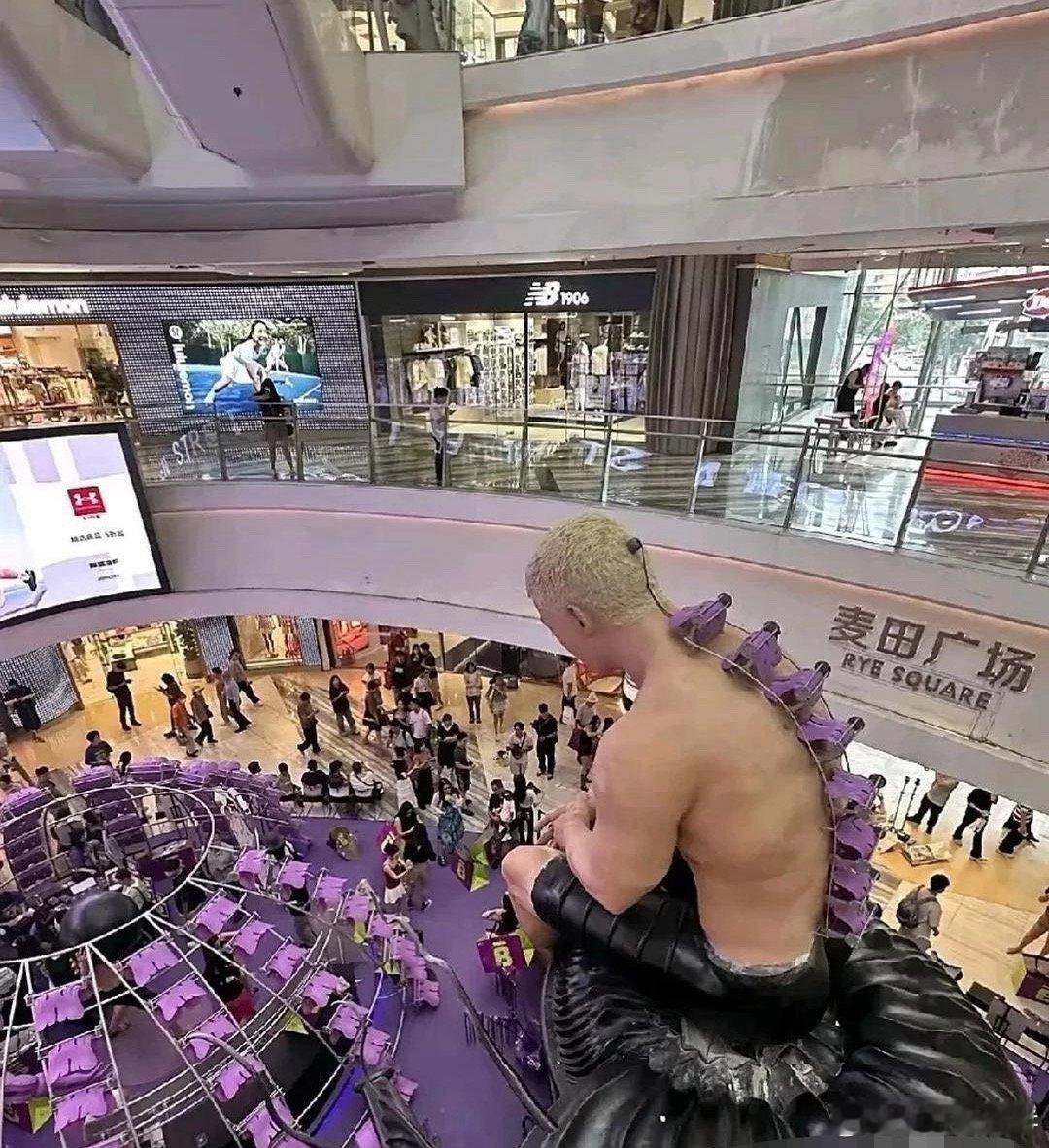 不怪那么多人围观，这个巨人确实非常霸气啊！ 