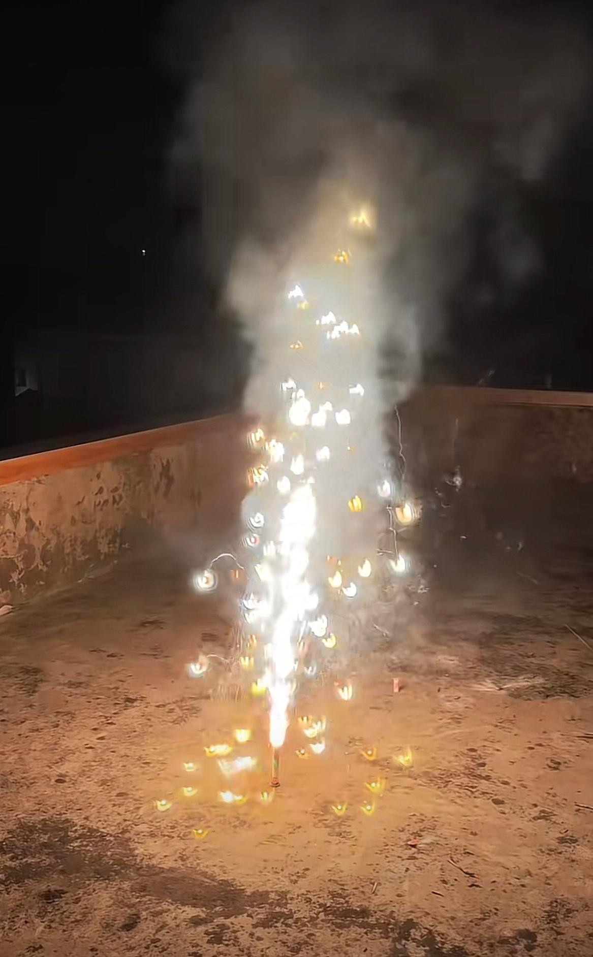 好神奇的烟花，竟然可以喷出来金元宝，这个寓意很不错，祝大家新的一年发发发啊[憨笑