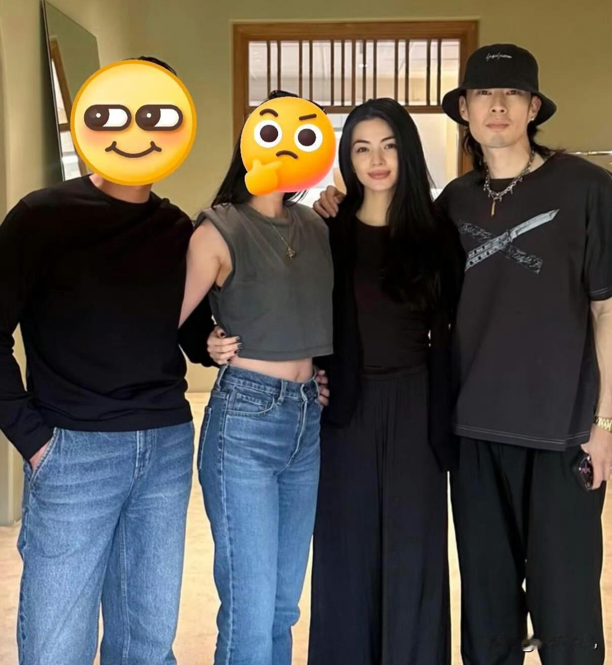 吴建豪和新婚妻子合照


吴建豪搂着新婚妻子肩膀很体贴，新婚晒幸福！妻子和吴建豪