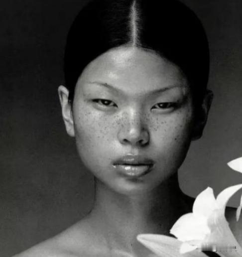 1999 年，18岁满脸雀斑的吕燕去面试模特，一个男人却对着她说：“你真漂亮，真