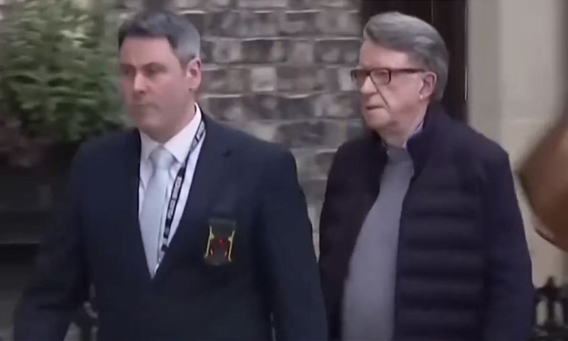 #涉爱泼斯坦案英国前驻美大使被捕#【英国前驻美大使涉爱泼斯坦案被逮捕！被指收受转