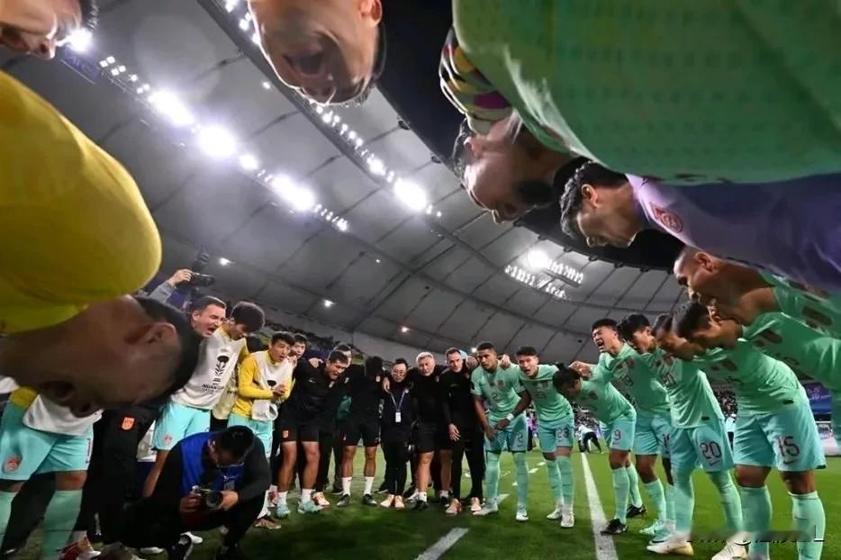 不闹腾就不叫中国足球，春节将至，国内足坛又要热闹了，比亚洲杯还要精彩。
  国足